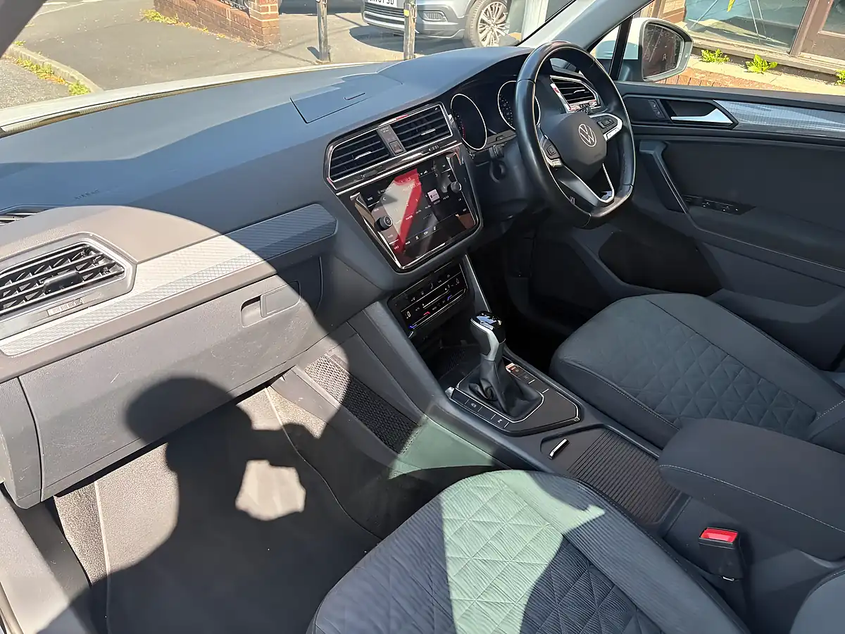 Used 2023 Volkswagen Tiguan Life White - Interior and Exterior details 13