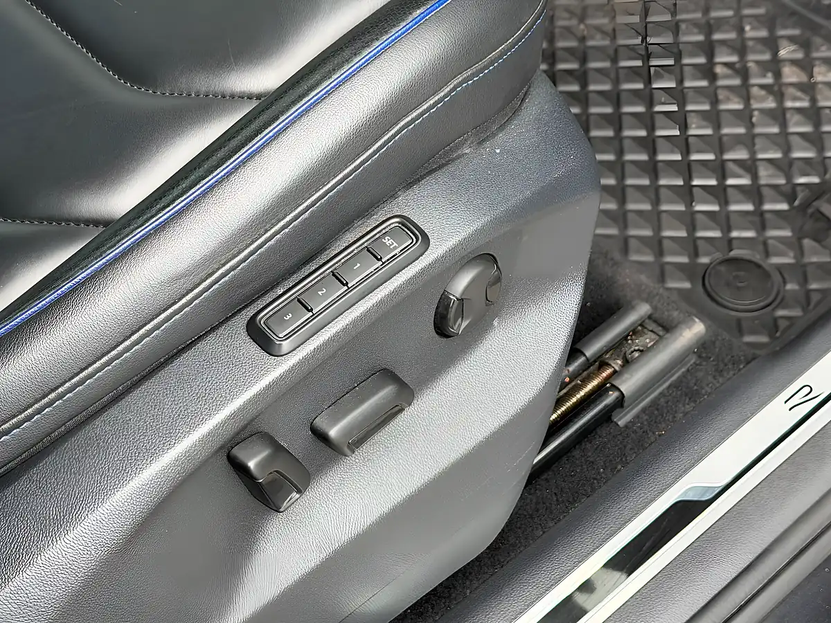 Used 2023 Volkswagen Tiguan R Black - Interior and Exterior details 12