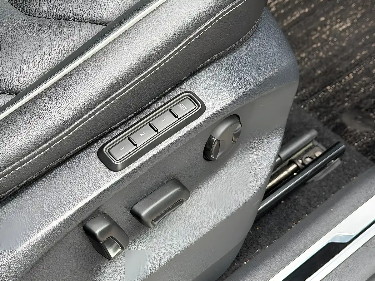 Used 2023 Volkswagen Tiguan R-Line Blue - Interior and Exterior details 11