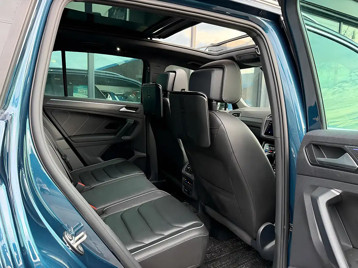 Used 2023 Volkswagen Tiguan R-Line Blue - Interior and Exterior details 17
