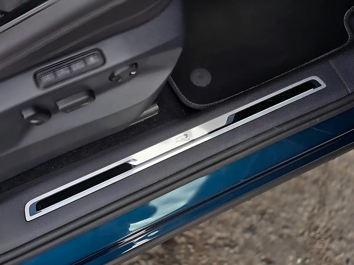 Used 2023 Volkswagen Tiguan R-Line Blue - Interior and Exterior details 15