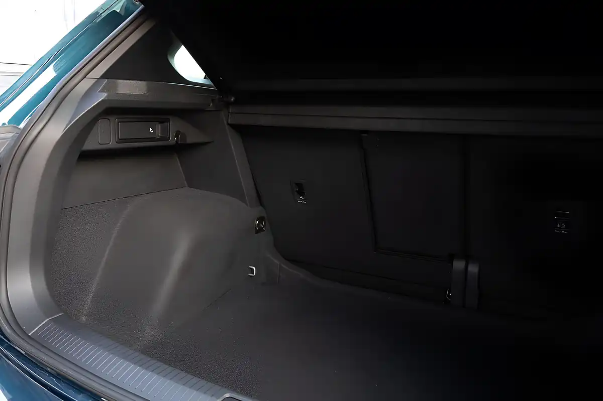 Used 2023 Volkswagen Tiguan R-Line Blue - Interior and Exterior details 20