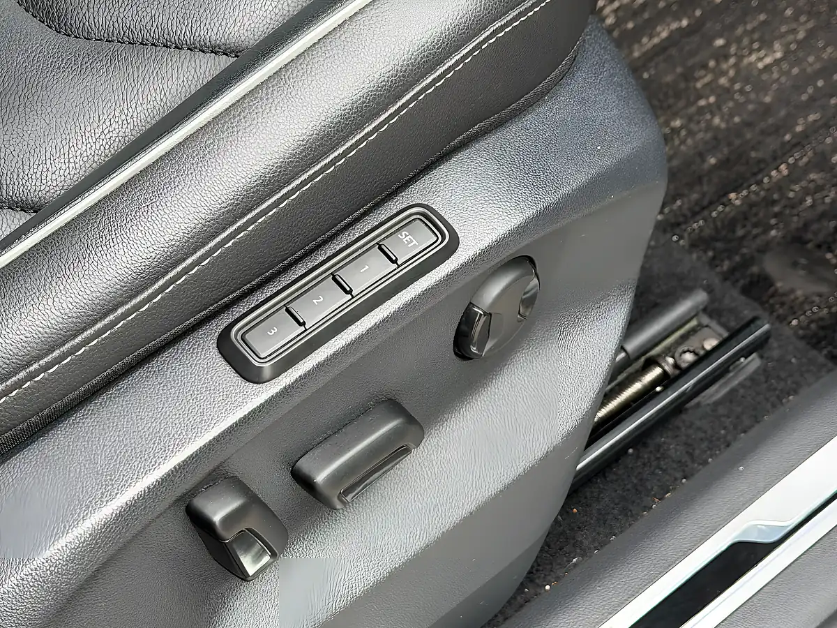 Used 2023 Volkswagen Tiguan R-Line Blue - Interior and Exterior details 11