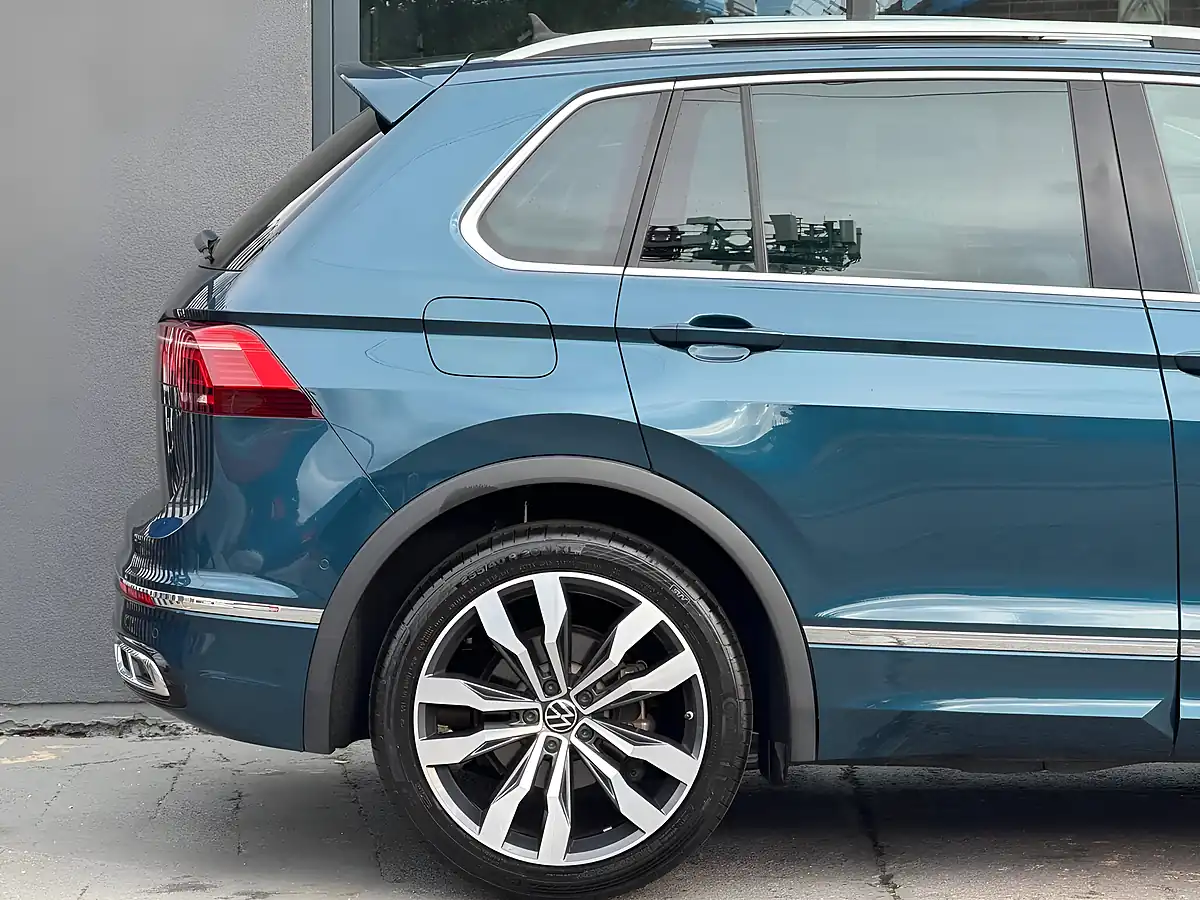 Used 2023 Volkswagen Tiguan R-Line Blue - Interior and Exterior details 8