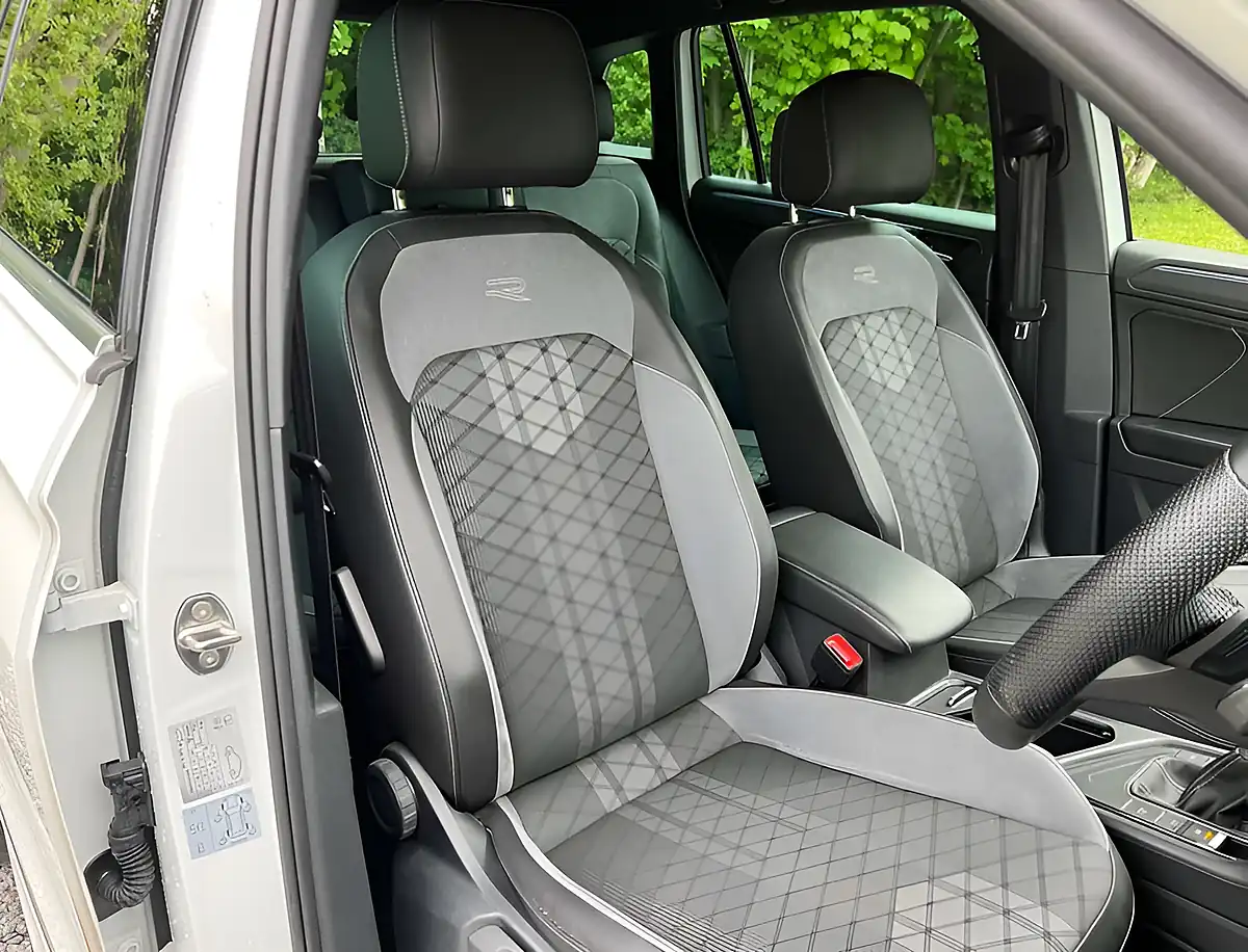 Used 2023 Volkswagen Tiguan R-Line Pure White - Interior and Exterior details 11