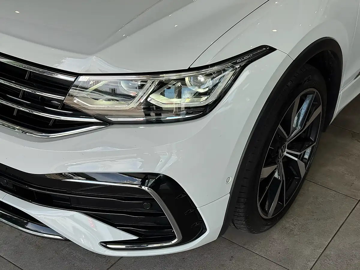 Used 2023 Volkswagen Tiguan R-Line White - Interior and Exterior details 4
