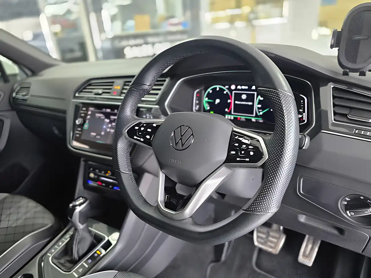 Used 2023 Volkswagen Tiguan R-Line White - Interior and Exterior details 6
