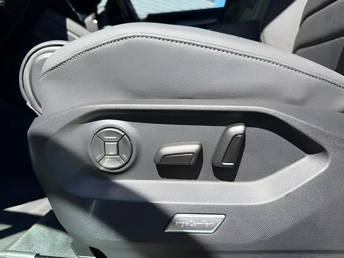 Used 2023 Volkswagen Touareg Black Edition White - Interior and Exterior details 20