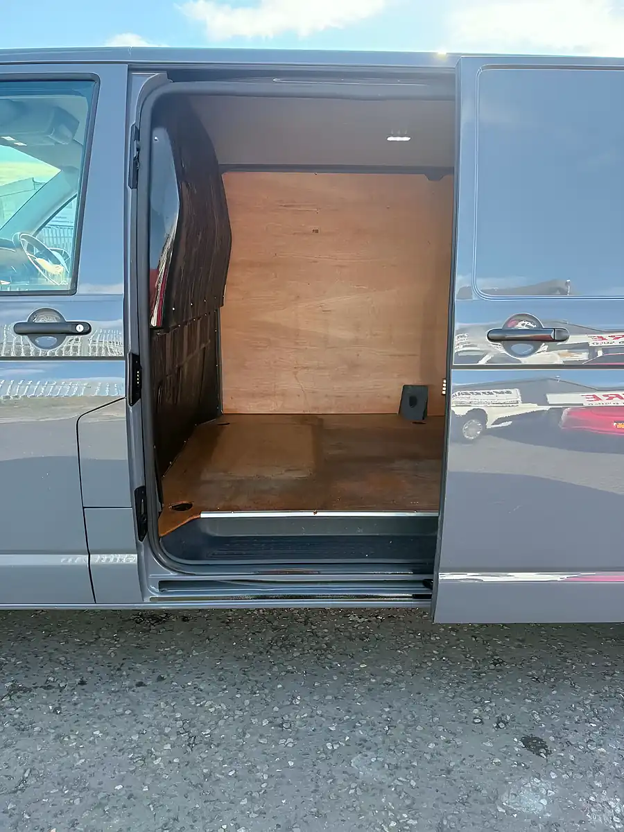 Used 2023 Volkswagen Transporter Startline Grey - Interior and Exterior details 9