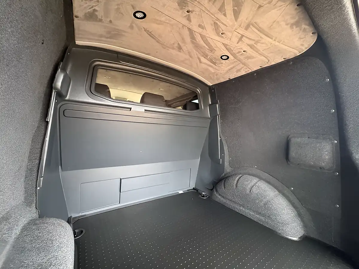 Used 2023 Volkswagen Transporter T32 Highline Red - Interior and Exterior details 8