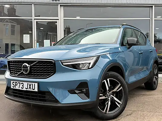2023 Volvo XC40 Plus Dark B3 MHEV