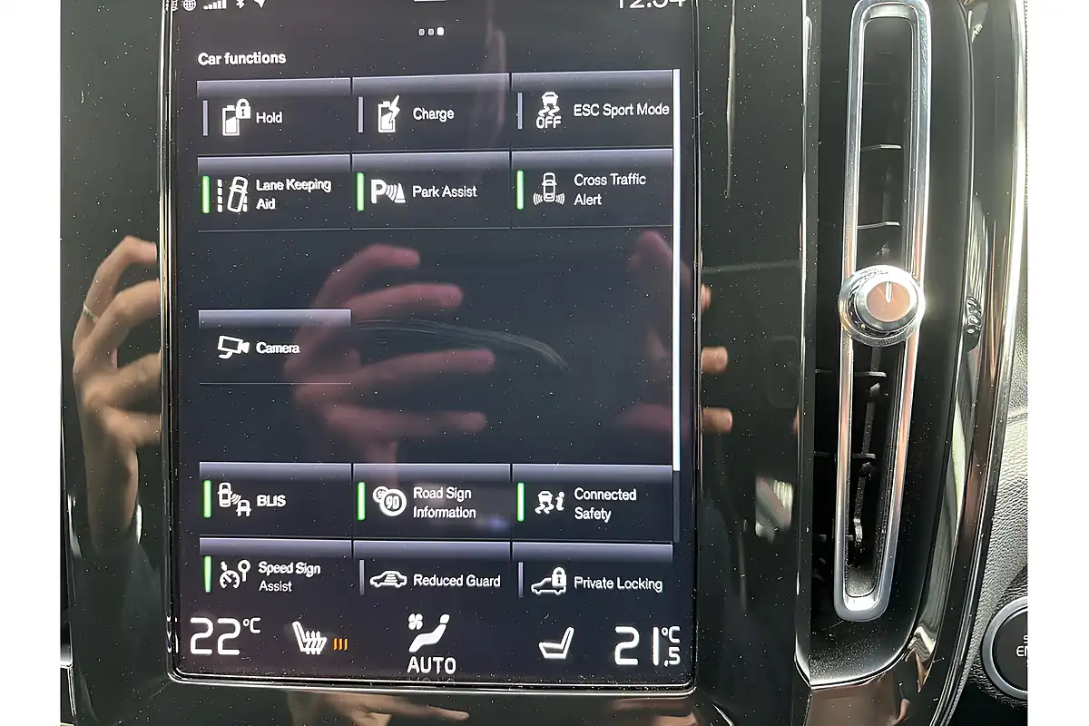 Used 2023 Volvo XC40 Plus Dark Fjord Blue - Interior and Exterior details 18