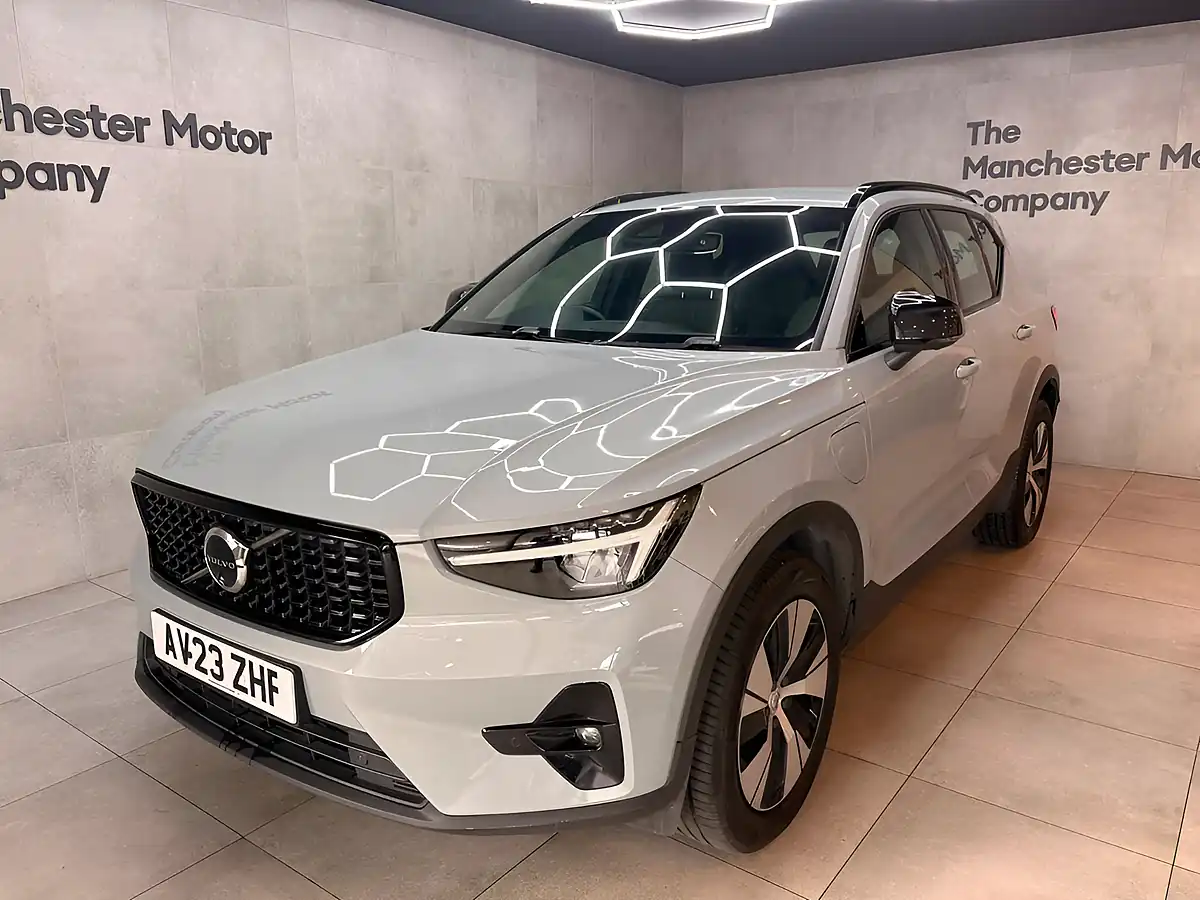 Used 2023 Volvo XC40 Plus Grey - Front View