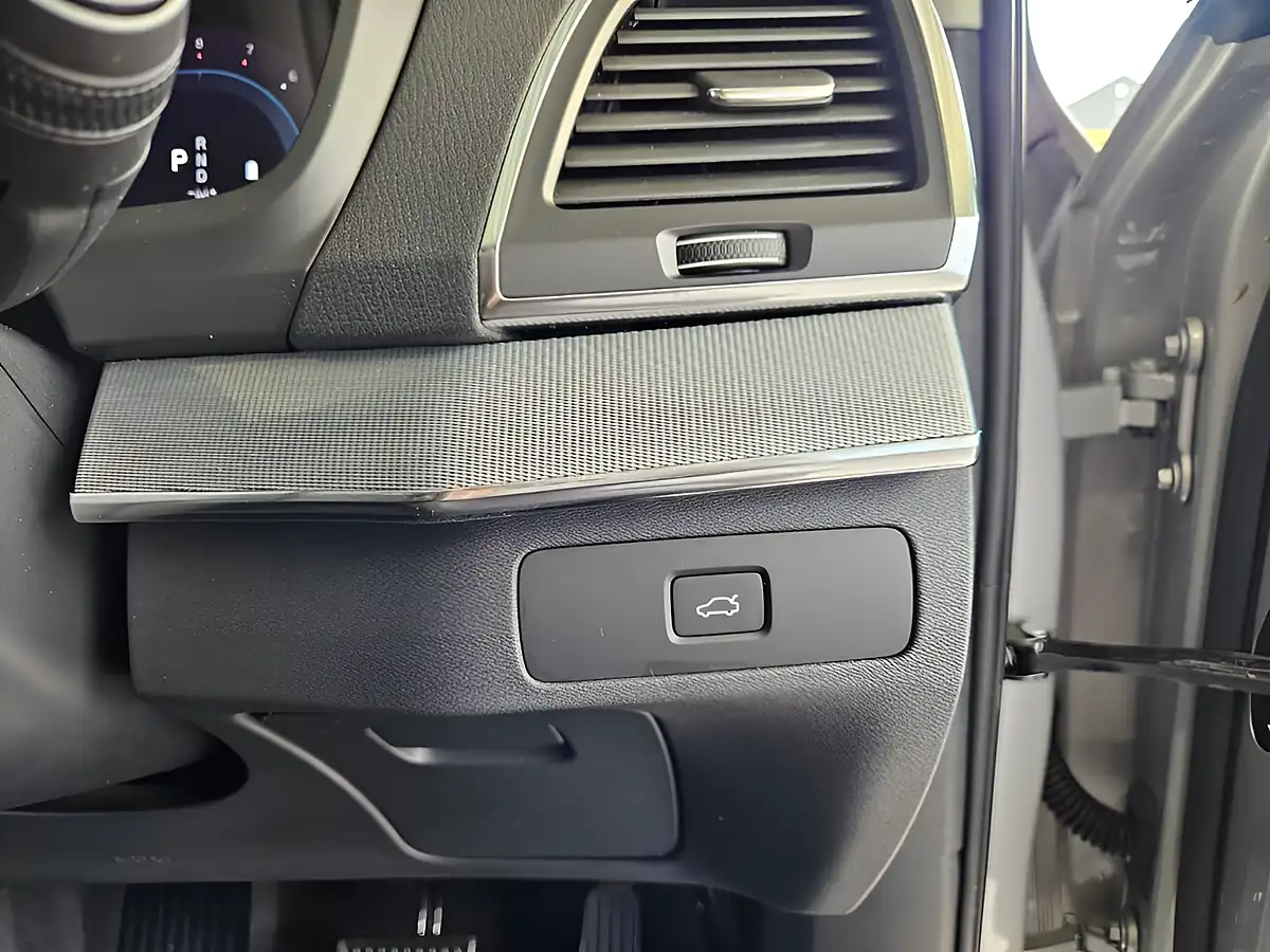 Used 2023 Volvo XC90 Core Silver Dawn - Interior and Exterior details 11