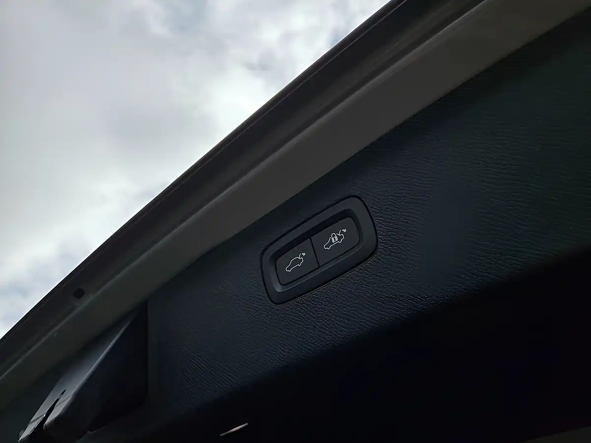 Used 2023 Volvo XC90 Core Silver Dawn - Interior and Exterior details 5
