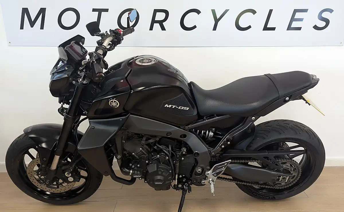 Used 2023 Yamaha MT-09 Hyper-Naked Black - Interior and Exterior details 4