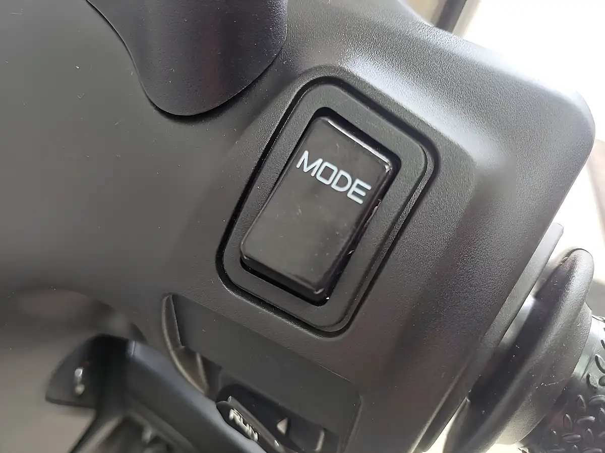 Used 2023 Yamaha Neos Green - Interior and Exterior details 11