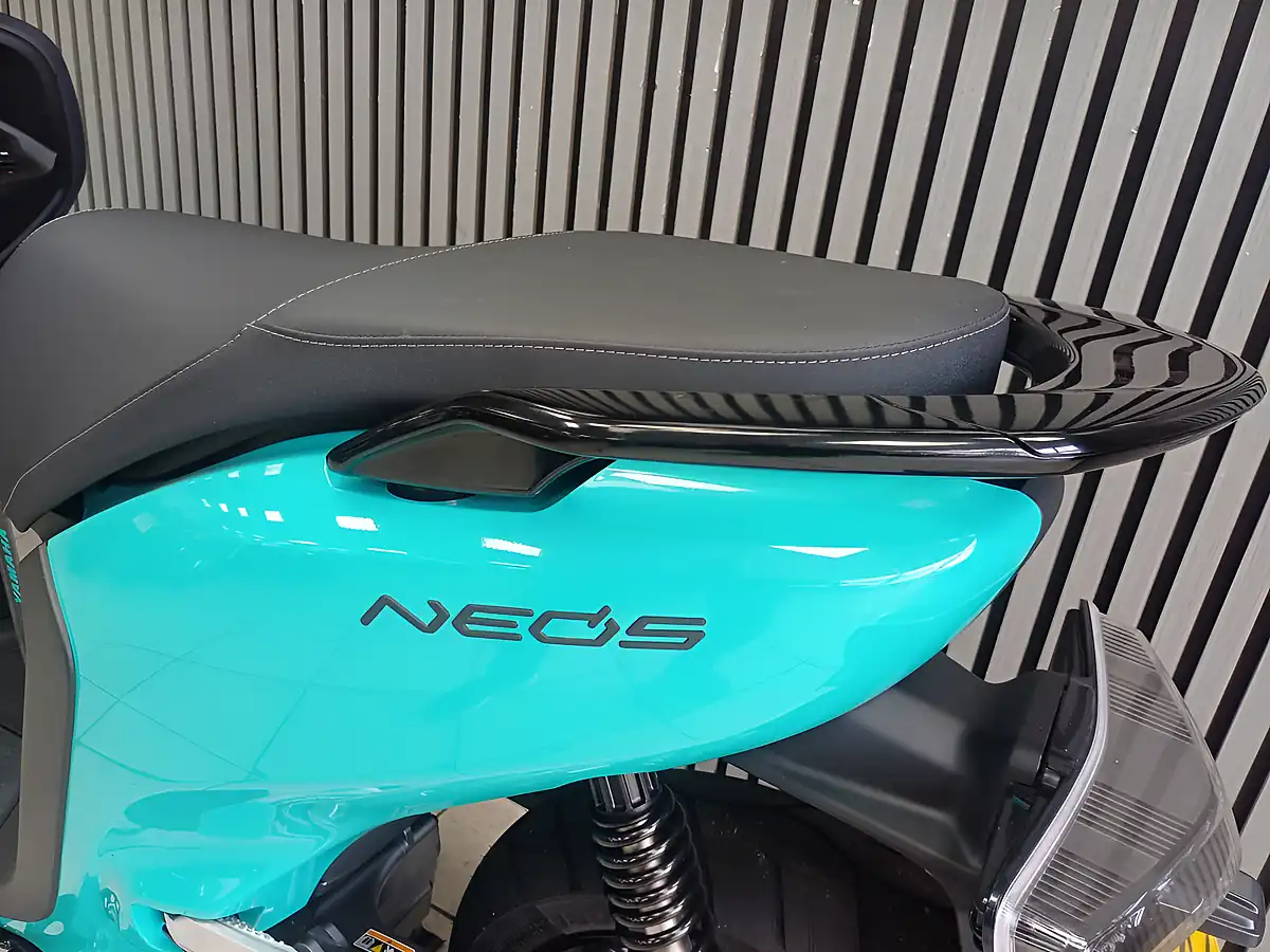 Used 2023 Yamaha Neos Green - Interior and Exterior details 9