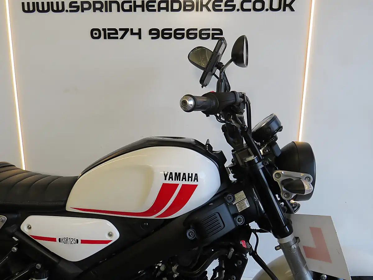 Used 2023 Yamaha XSR125 Heritage Heritage White - Interior and Exterior details 11