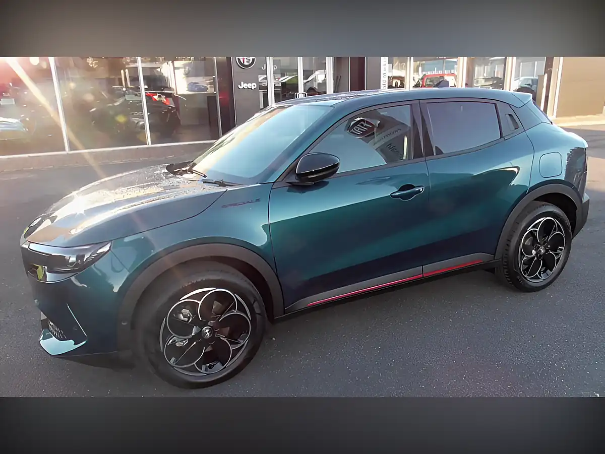 Used 2024 Alfa Romeo Junior Speciale Green - Interior and Exterior details 3
