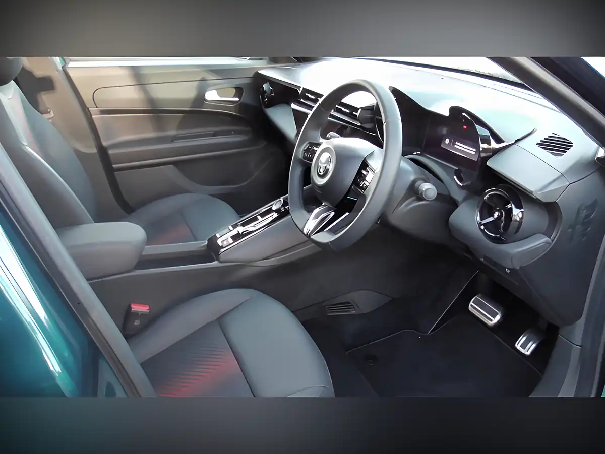 Used 2024 Alfa Romeo Junior Speciale Green - Interior and Exterior details 8