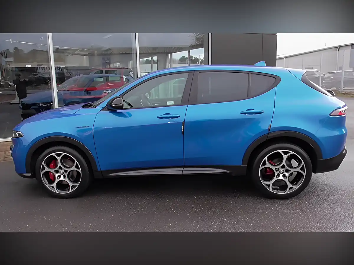 Used 2024 Alfa Romeo Tonale Veloce Blue - Interior and Exterior details 4