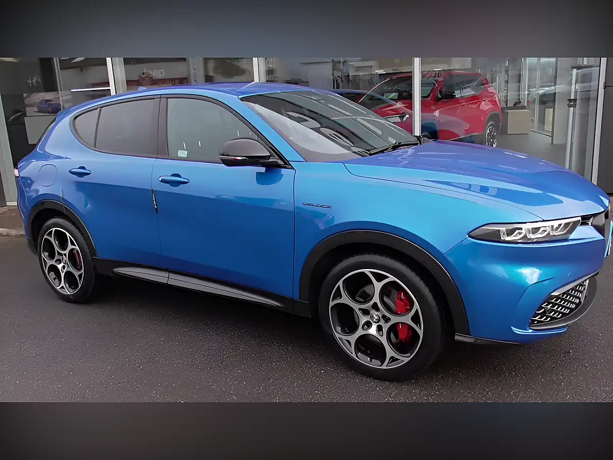 Used 2024 Alfa Romeo Tonale Veloce Blue - Interior and Exterior details 5