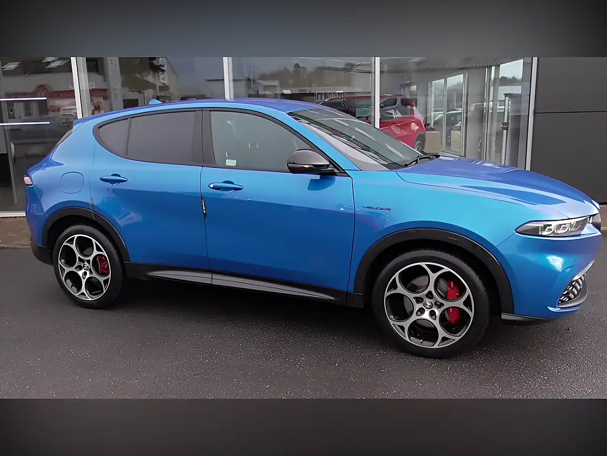 Used 2024 Alfa Romeo Tonale Veloce Blue - Interior and Exterior details 8