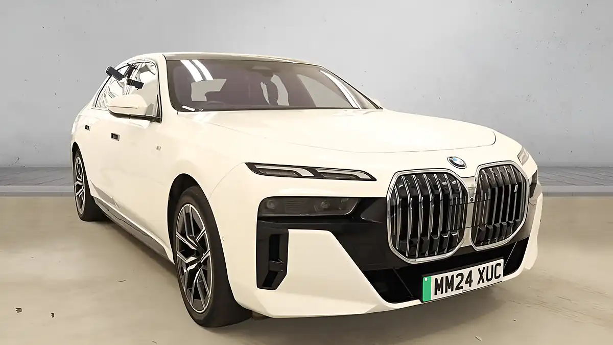 Used 2024 BMW I7 M Sport White - Front View