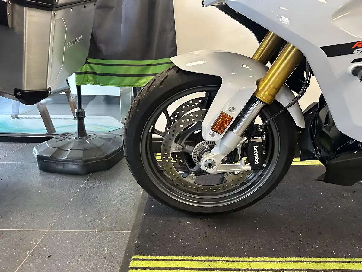 Used 2024 BMW R 1250 RS Se White - Interior and Exterior details 14