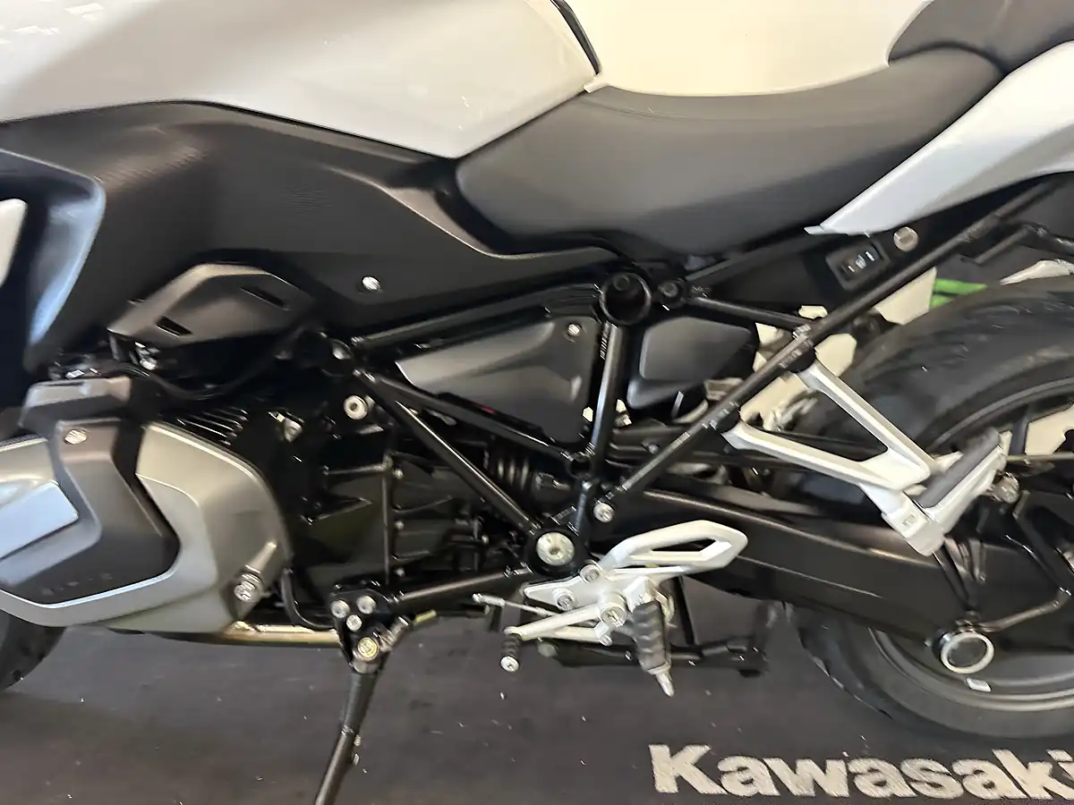 Used 2024 BMW R 1250 RS Se White - Interior and Exterior details 17