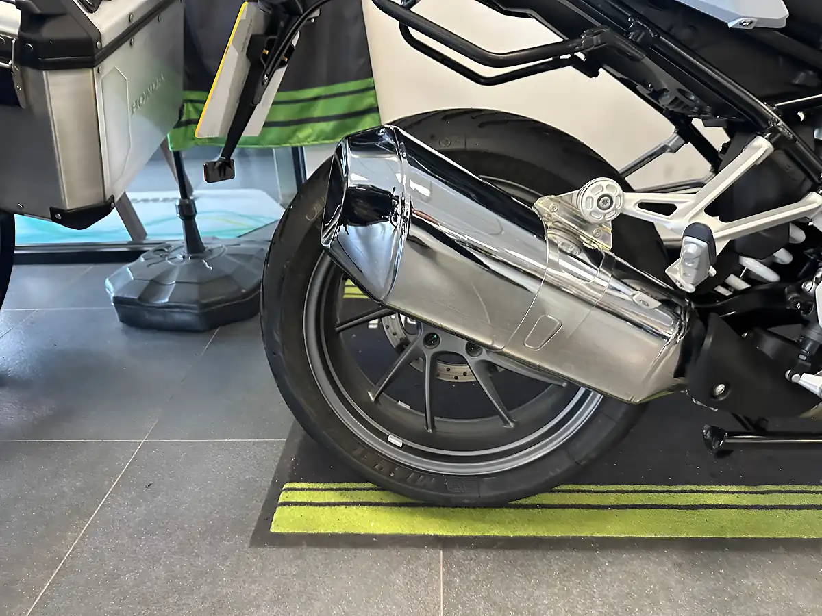 Used 2024 BMW R 1250 RS Se White - Interior and Exterior details 4