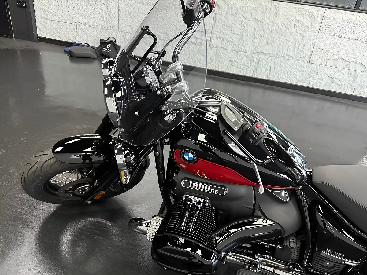 Used 2024 BMW R 18 Classic Tourer Black - Interior and Exterior details 7