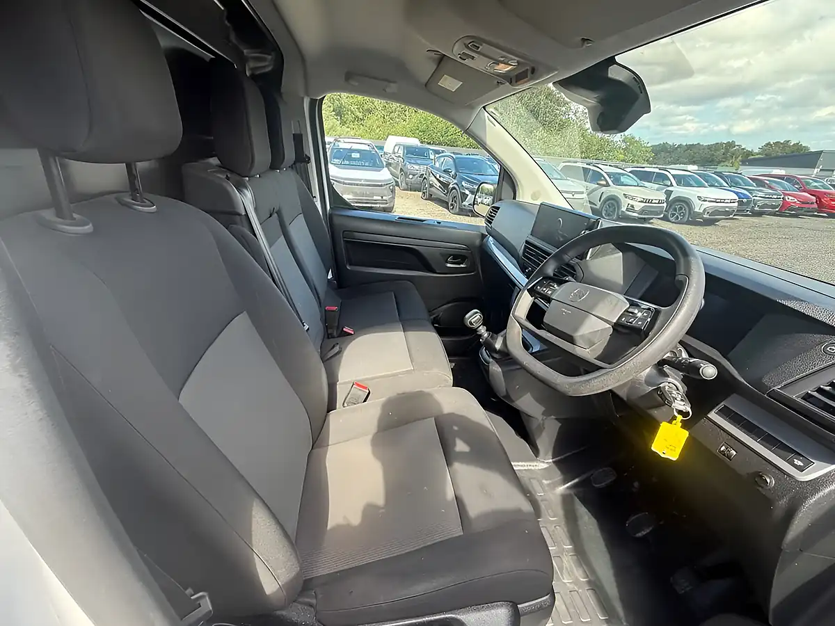 Used 2024 Citroen Dispatch Driver Xl White - Interior and Exterior details 9