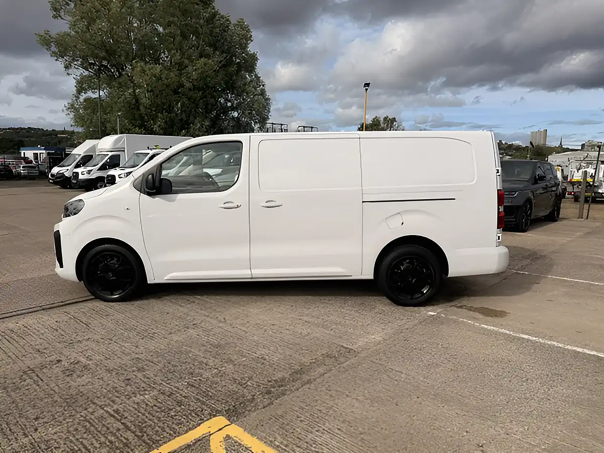Used 2024 Citroen Dispatch Driver Xl White - Interior and Exterior details 8