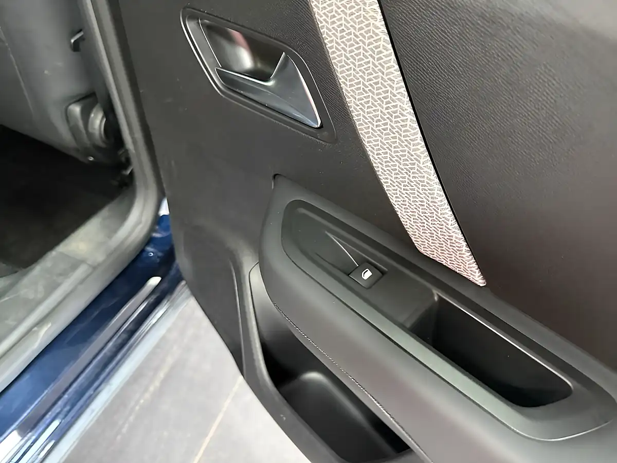Used 2024 Citroen E-C4 X Max Blue - Interior and Exterior details 6