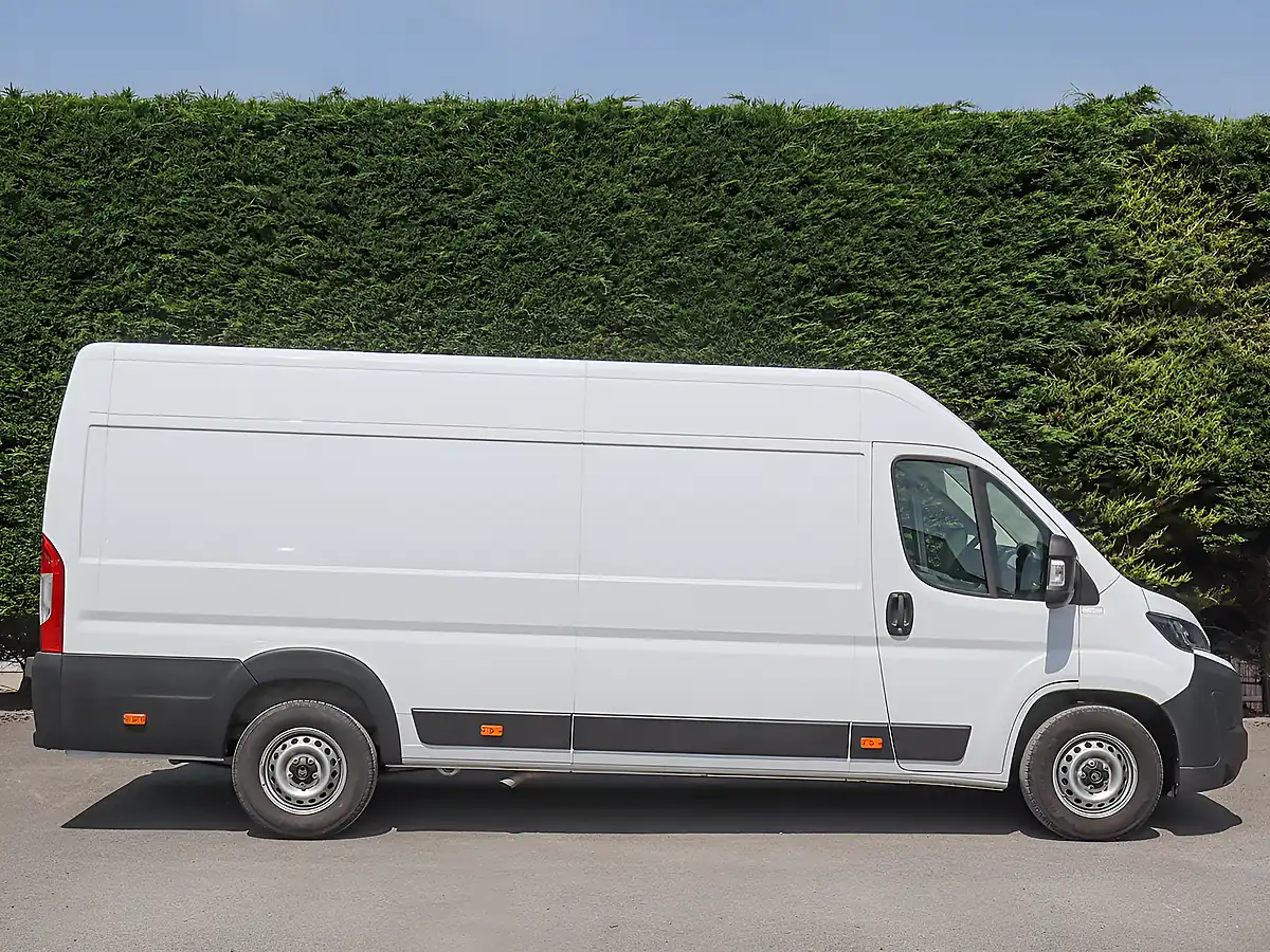 Used 2024 Citroen Relay 35 Enterprise Icy White - Interior and Exterior details 4
