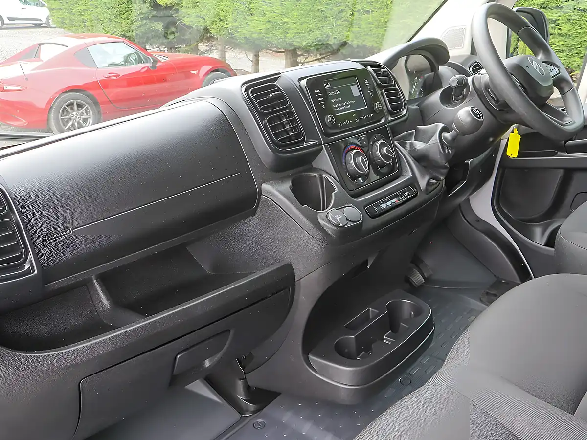 Used 2024 Citroen Relay 35 Enterprise White - Interior and Exterior details 14