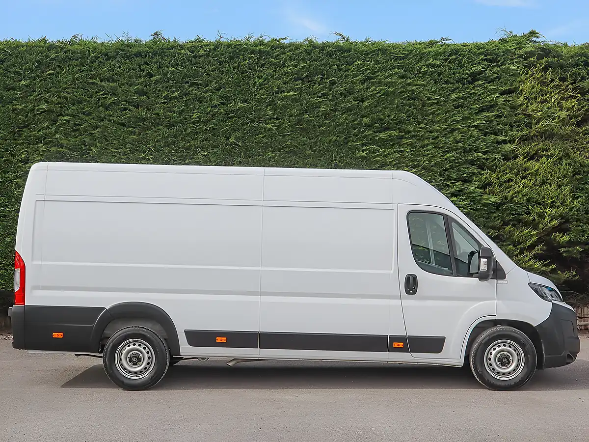 Used 2024 Citroen Relay 35 Enterprise White - Interior and Exterior details 5