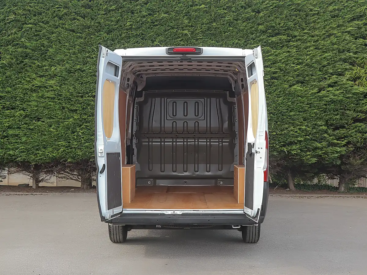 Used 2024 Citroen Relay 35 Enterprise White - Interior and Exterior details 8