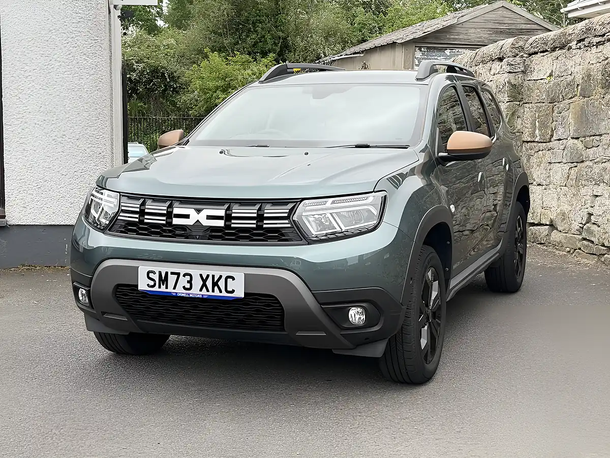 Used 2024 Dacia Duster Extreme Green - Interior and Exterior details 12