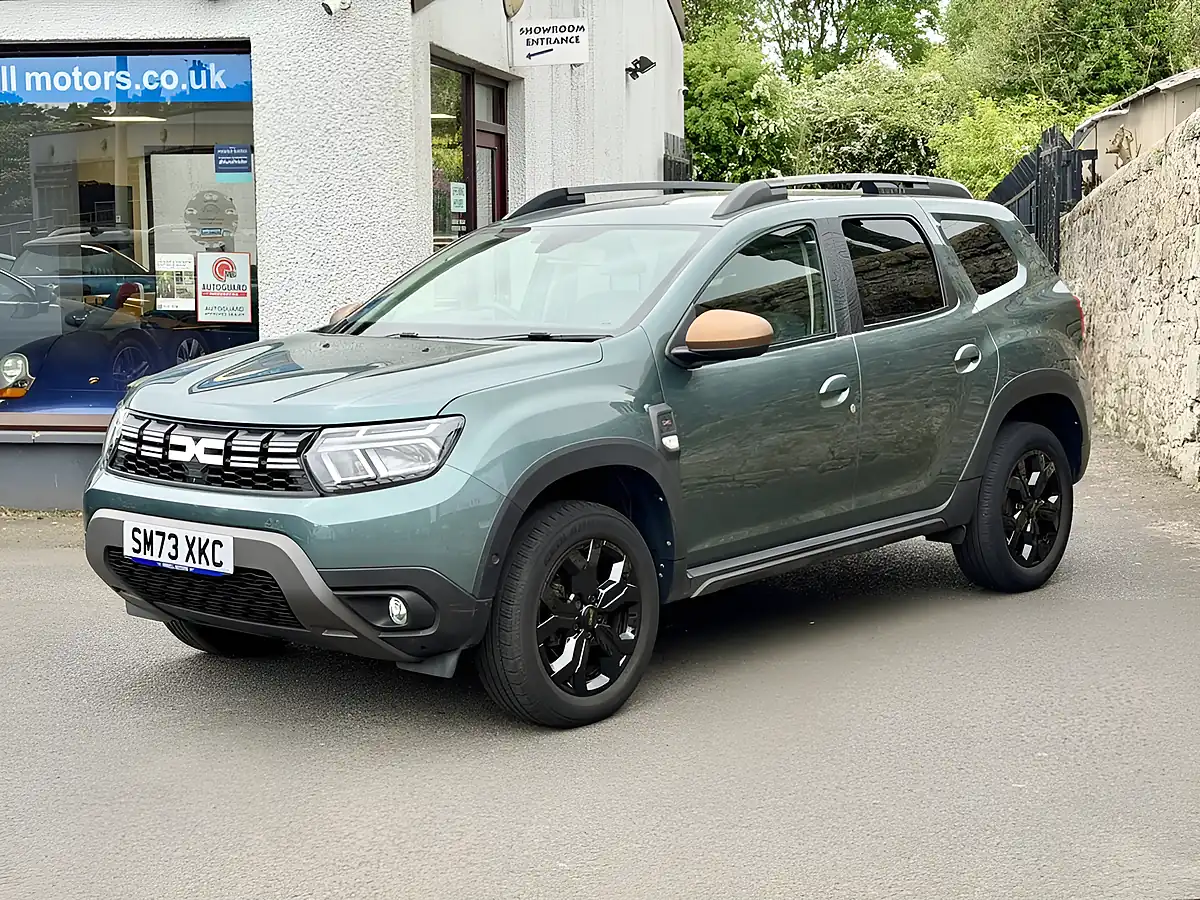 Used 2024 Dacia Duster Extreme Green - Interior and Exterior details 13