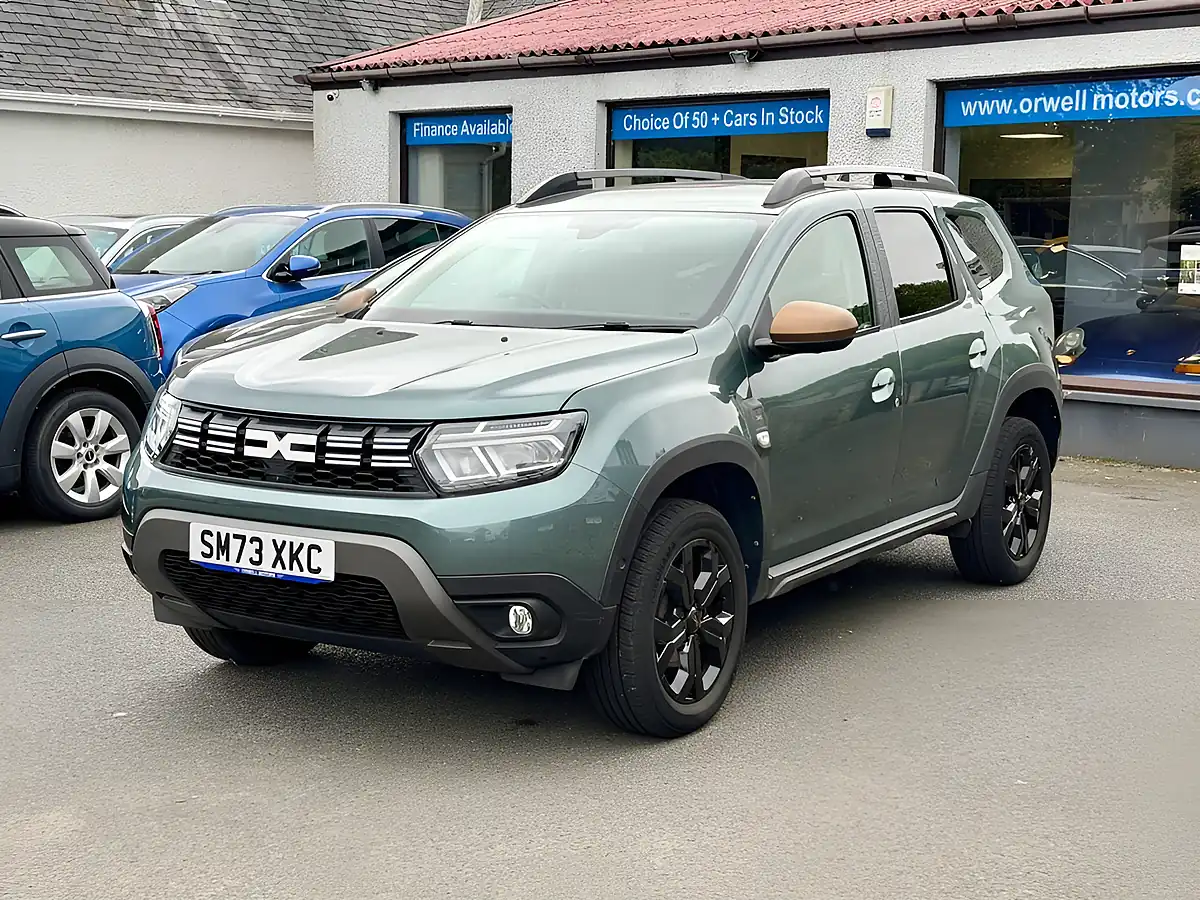 Used 2024 Dacia Duster Extreme Green - Interior and Exterior details 16