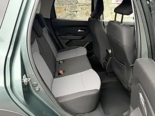 Used 2024 Dacia Duster Extreme Green - Interior and Exterior details 17