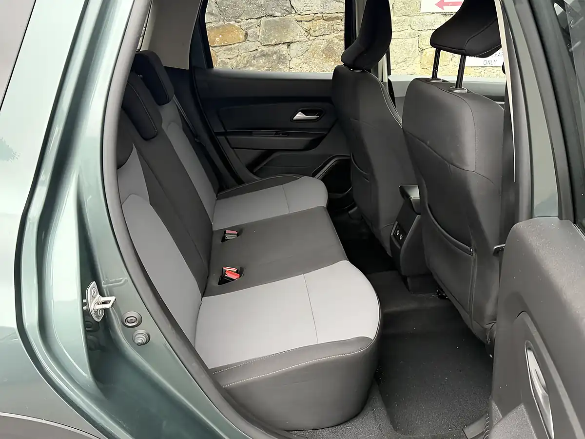 Used 2024 Dacia Duster Extreme Green - Interior and Exterior details 17