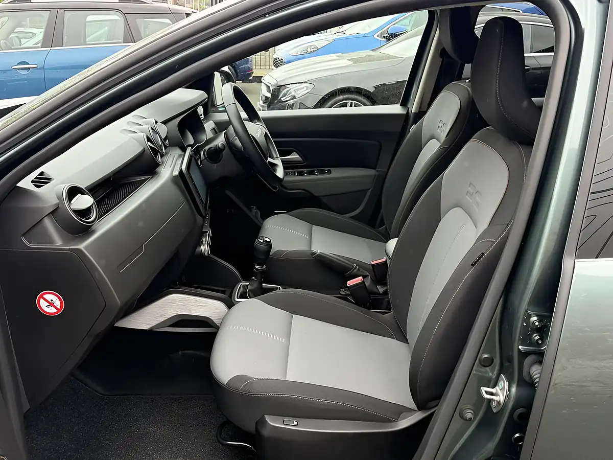 Used 2024 Dacia Duster Extreme Green - Interior and Exterior details 19