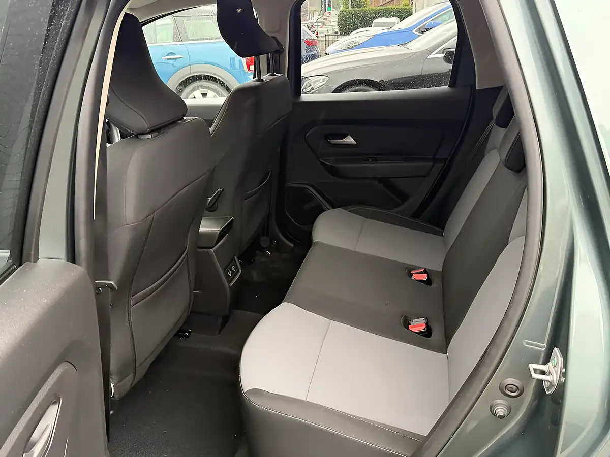 Used 2024 Dacia Duster Extreme Green - Interior and Exterior details 20