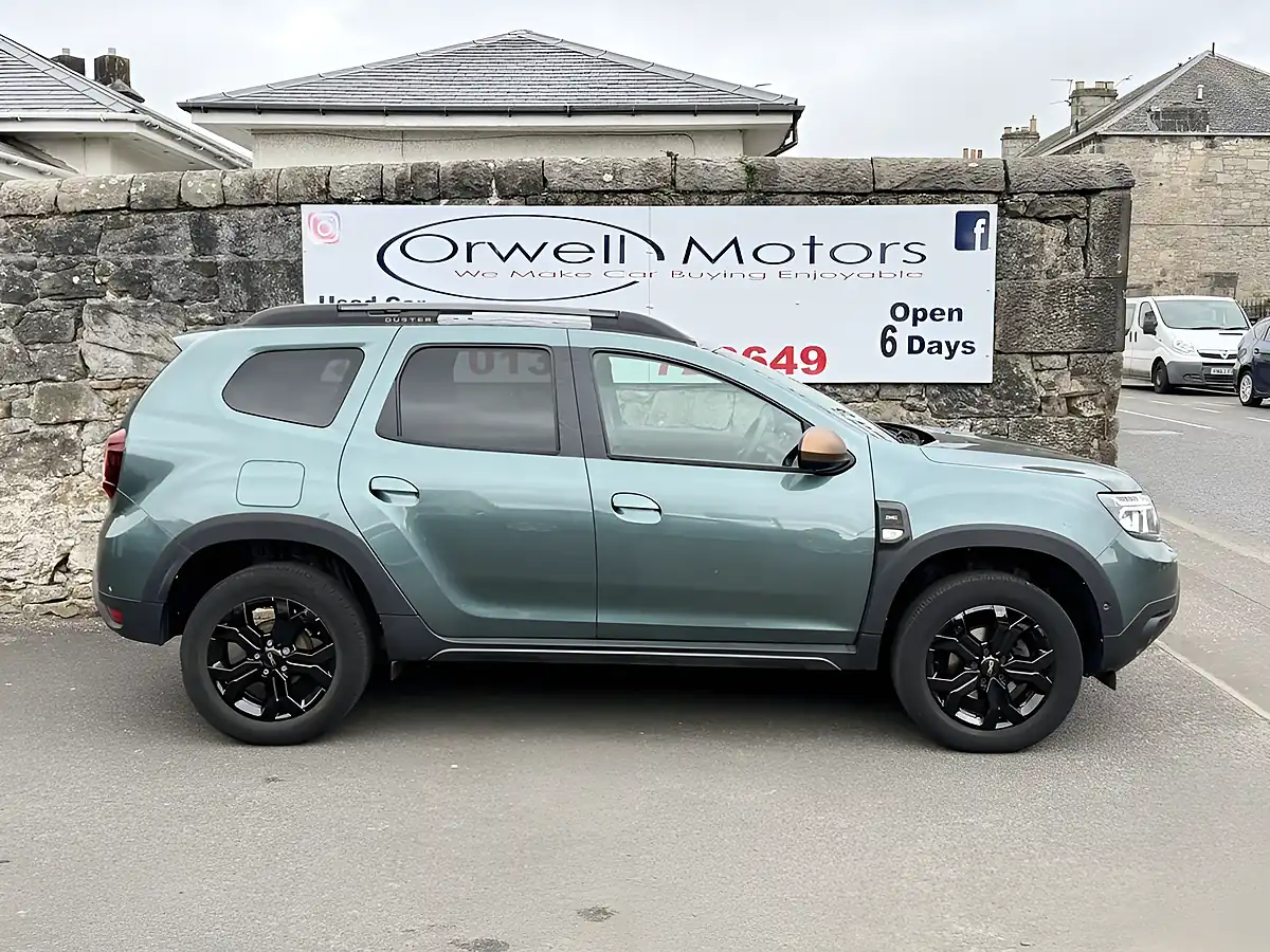 Used 2024 Dacia Duster Extreme Green - Interior and Exterior details 3