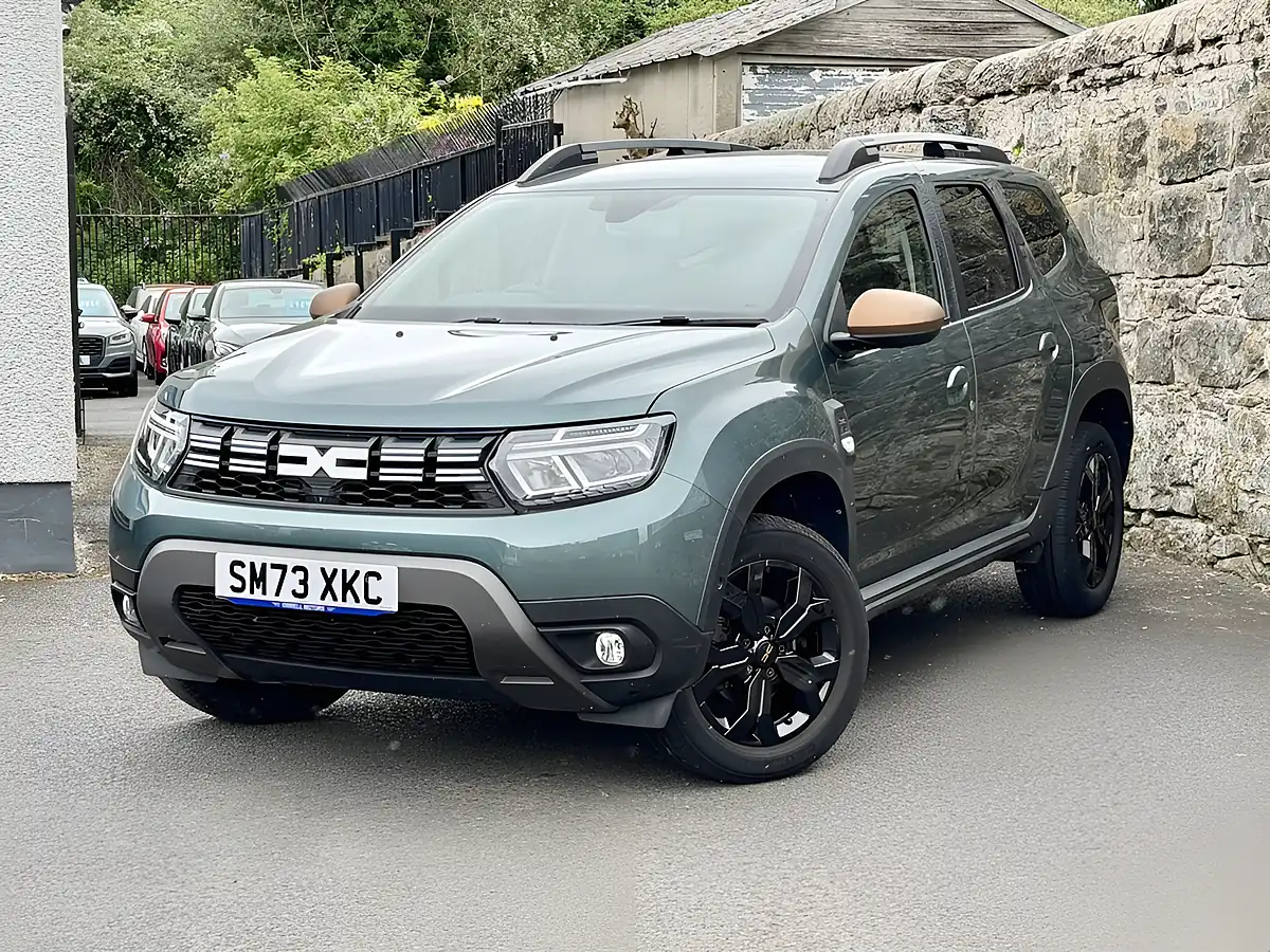 Used 2024 Dacia Duster Extreme Green - Interior and Exterior details 4