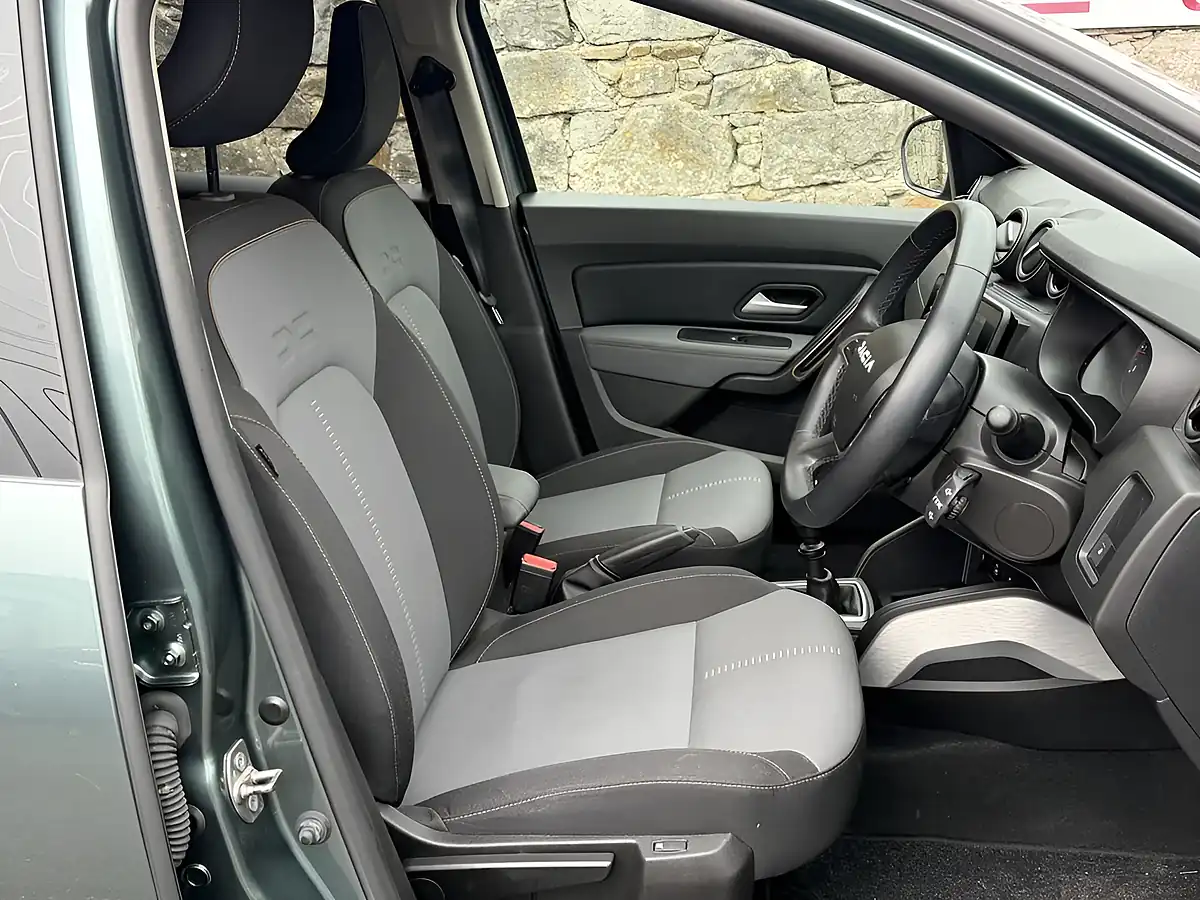 Used 2024 Dacia Duster Extreme Green - Interior and Exterior details 5